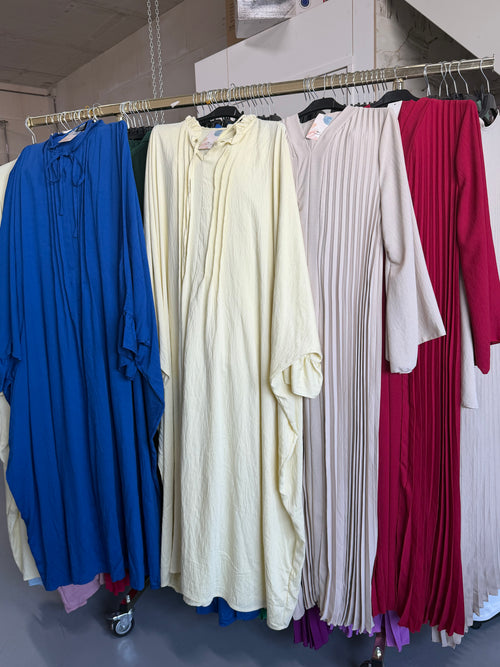 Besmabesma kobalt blauw en butter yellow en beige en roze flora jurken en roze en licht blauw ruitjes broek set en rok set viscose groen