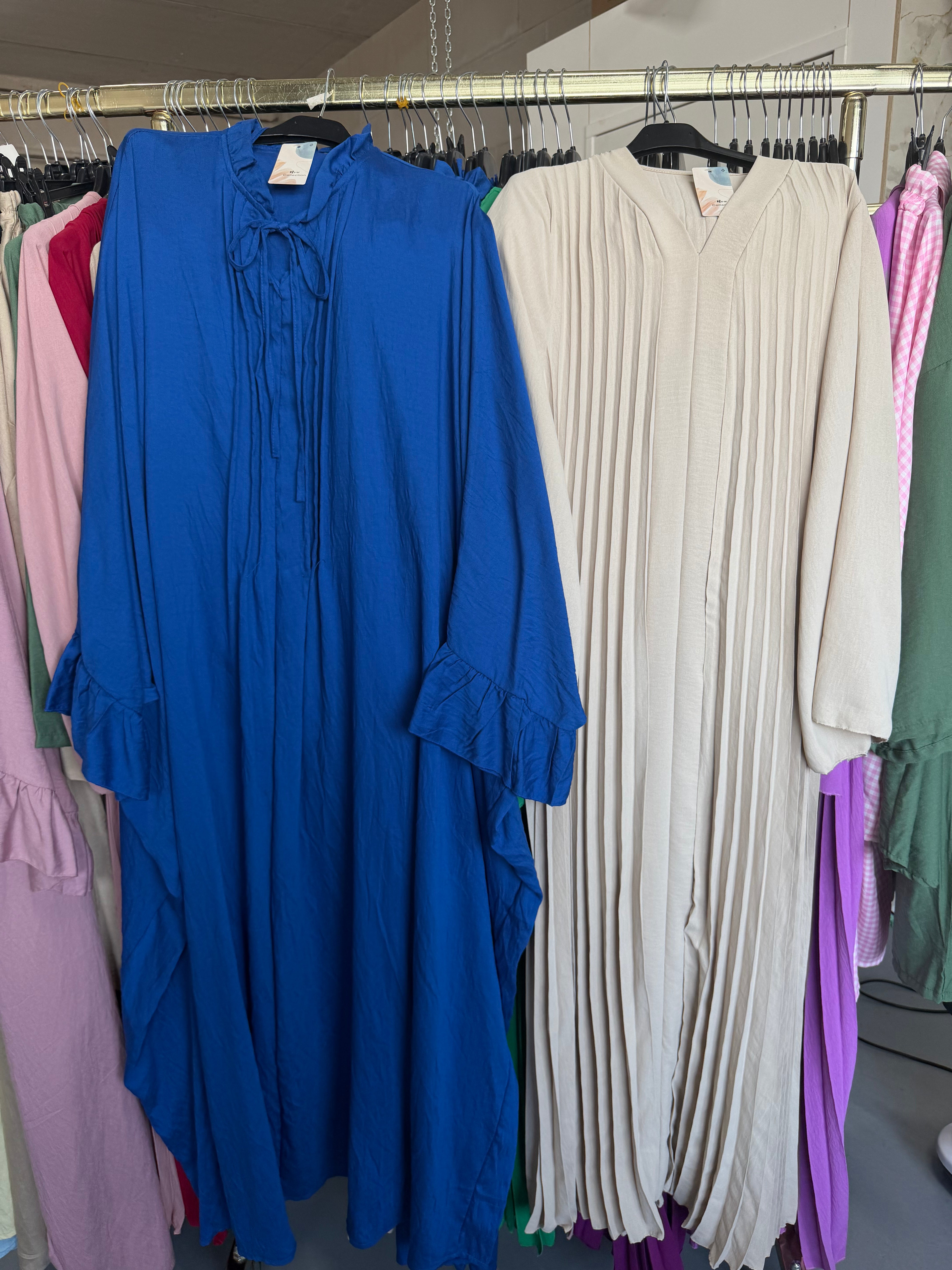 Danah kobalt blauwe Sahara Abaya en flora jurk beige