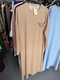 Oum Rida beige T shirt jurk