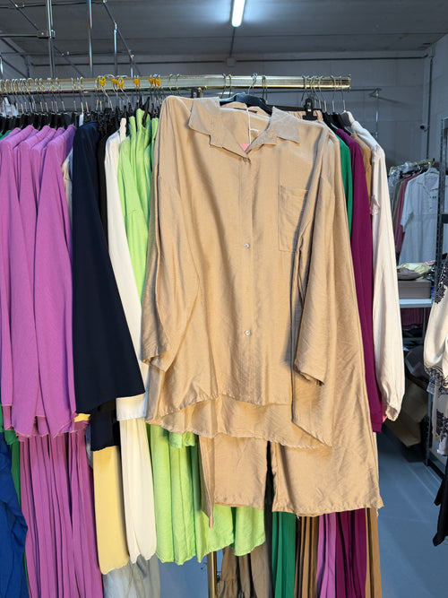 Mali licht bruine flora jurk en beige viscose broek set en navy patronen broek set