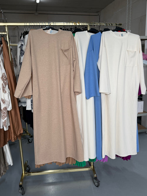 Moniek beige en wit T shirt jurken