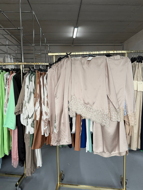 Sala Nama beige broek set met Lace