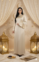 Satijnen Maxi Jurk met Tailleceintuur en Goudkleurige Bracelet - pre order