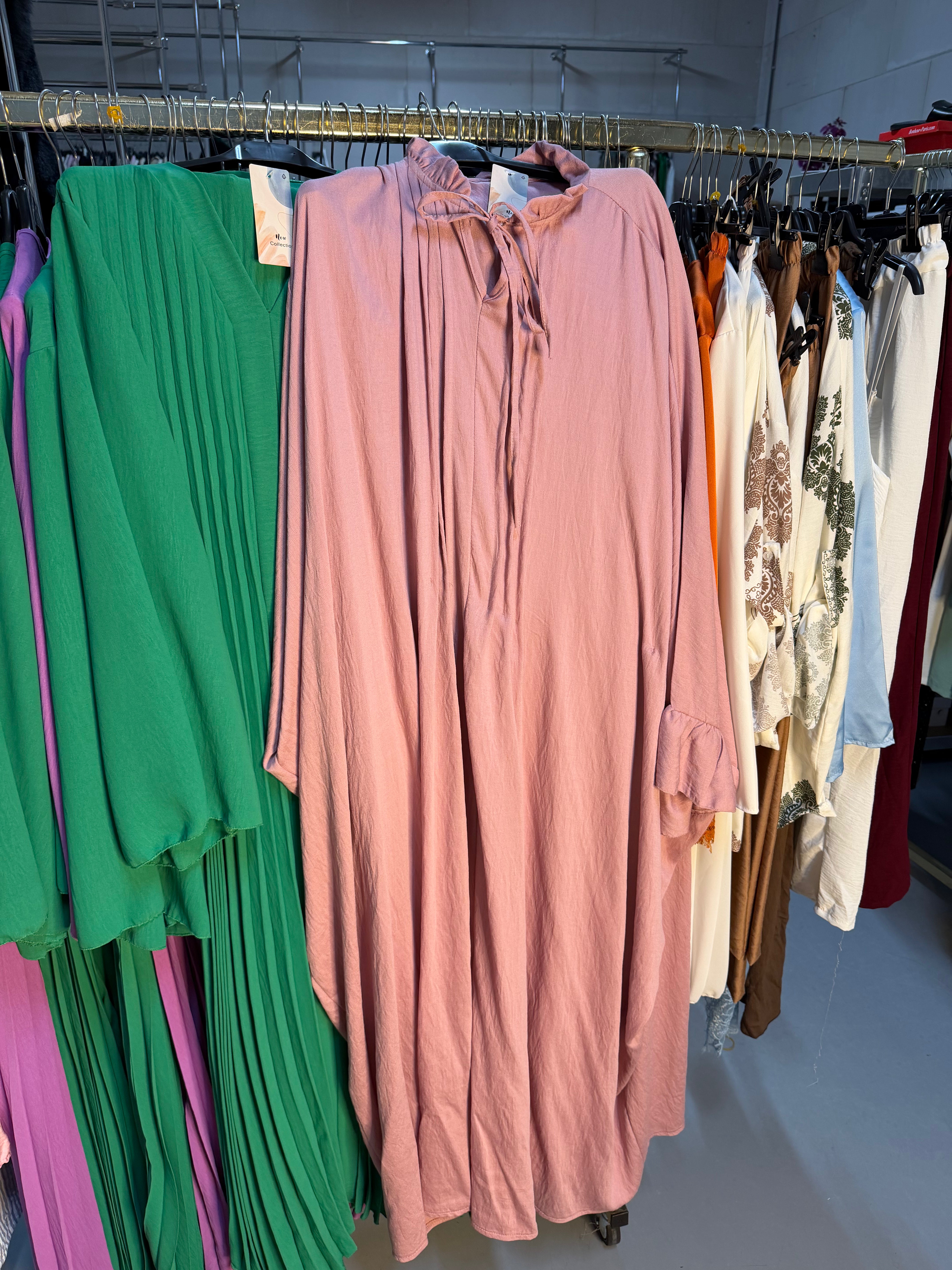 Chae.nurture Abaya oud roze Sahara en crème ruffles jurk met bandje en oud zalm roze flora jurk