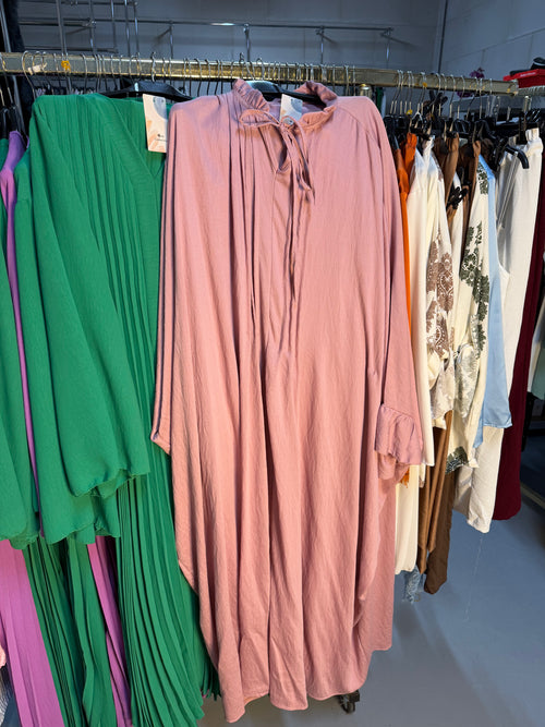 Chae.nurture Abaya oud roze Sahara en crème ruffles jurk met bandje en oud zalm roze flora jurk