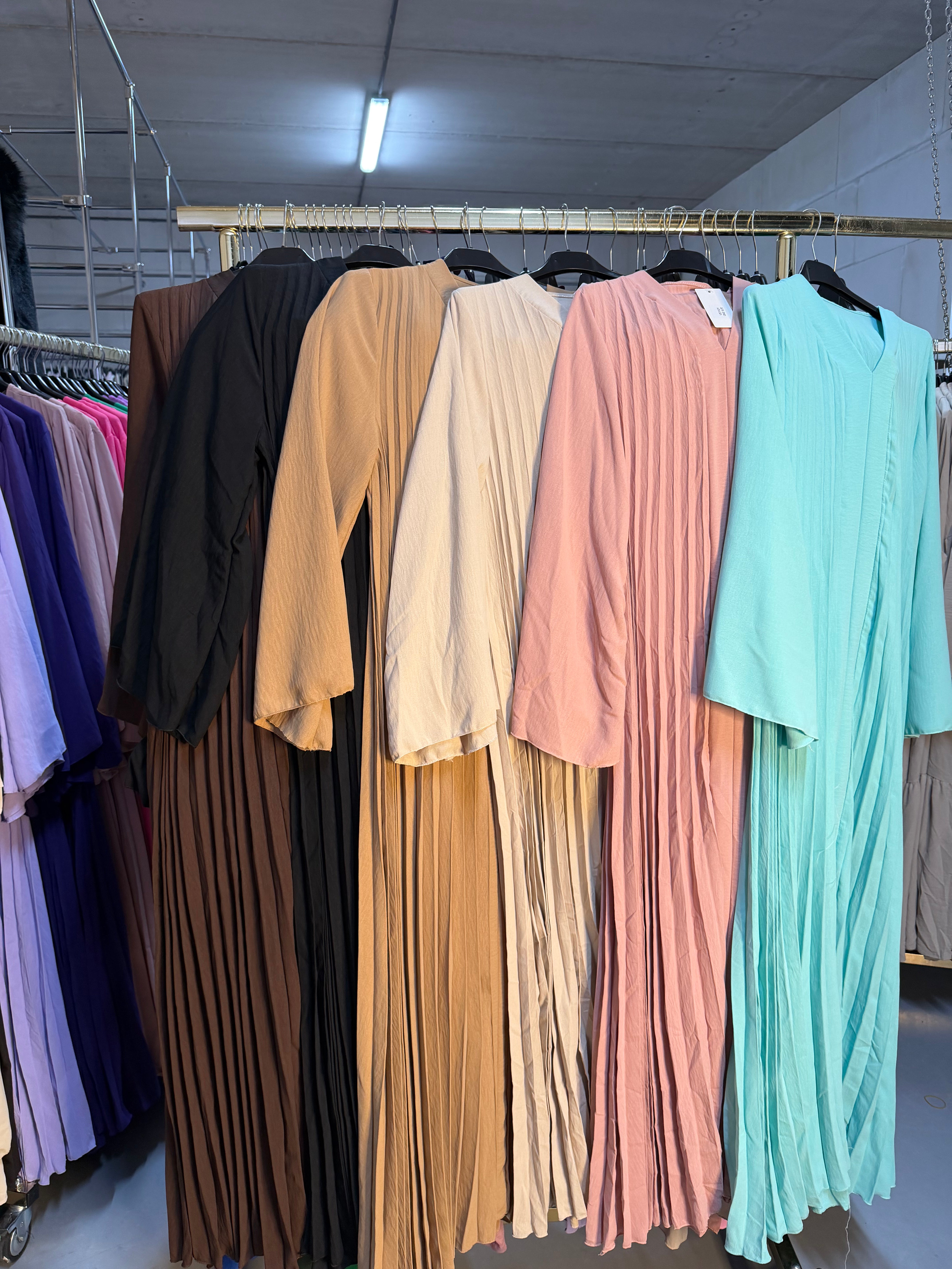 Flower1289 donker bruin zwart licht bruin beige roze en turqoise flora jurken