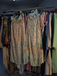 Rosita halter jurk met wit erin en witte jurk maxi met ruffles en gele ruffles broek set