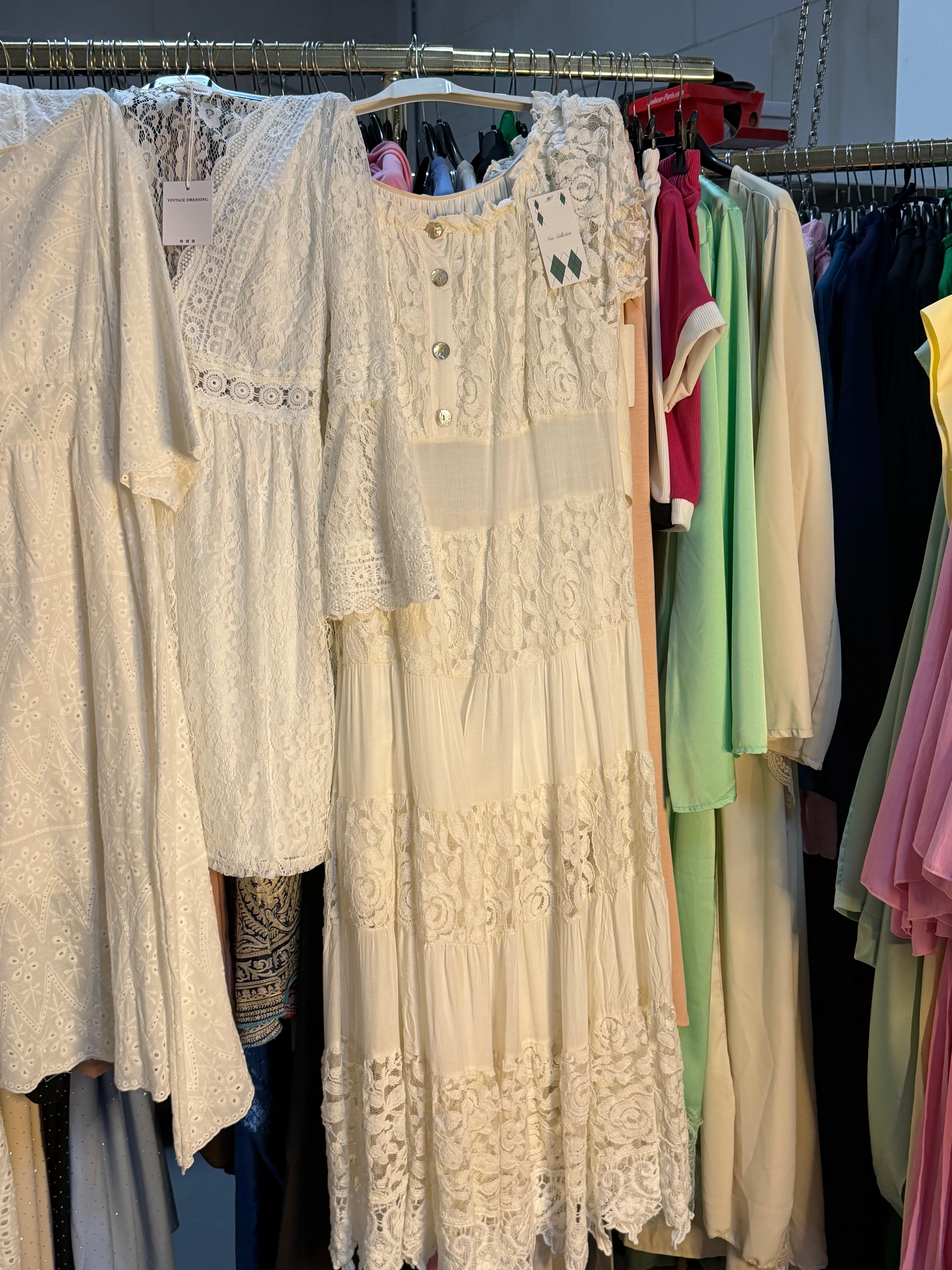 Rosita halter jurk met wit erin en witte jurk maxi met ruffles en gele ruffles broek set