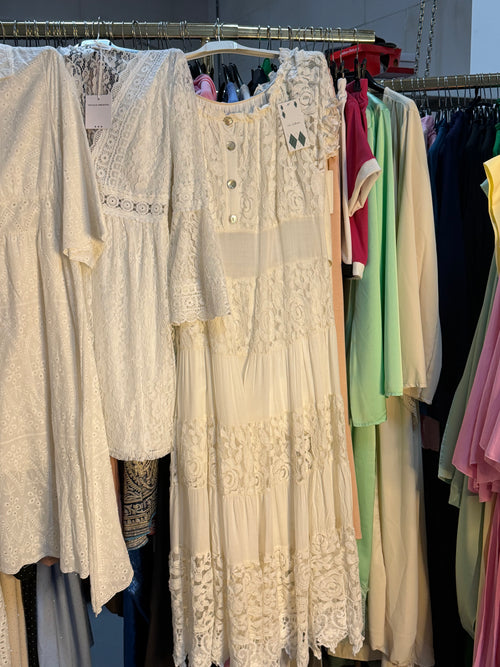 Rosita halter jurk met wit erin en witte jurk maxi met ruffles en gele ruffles broek set