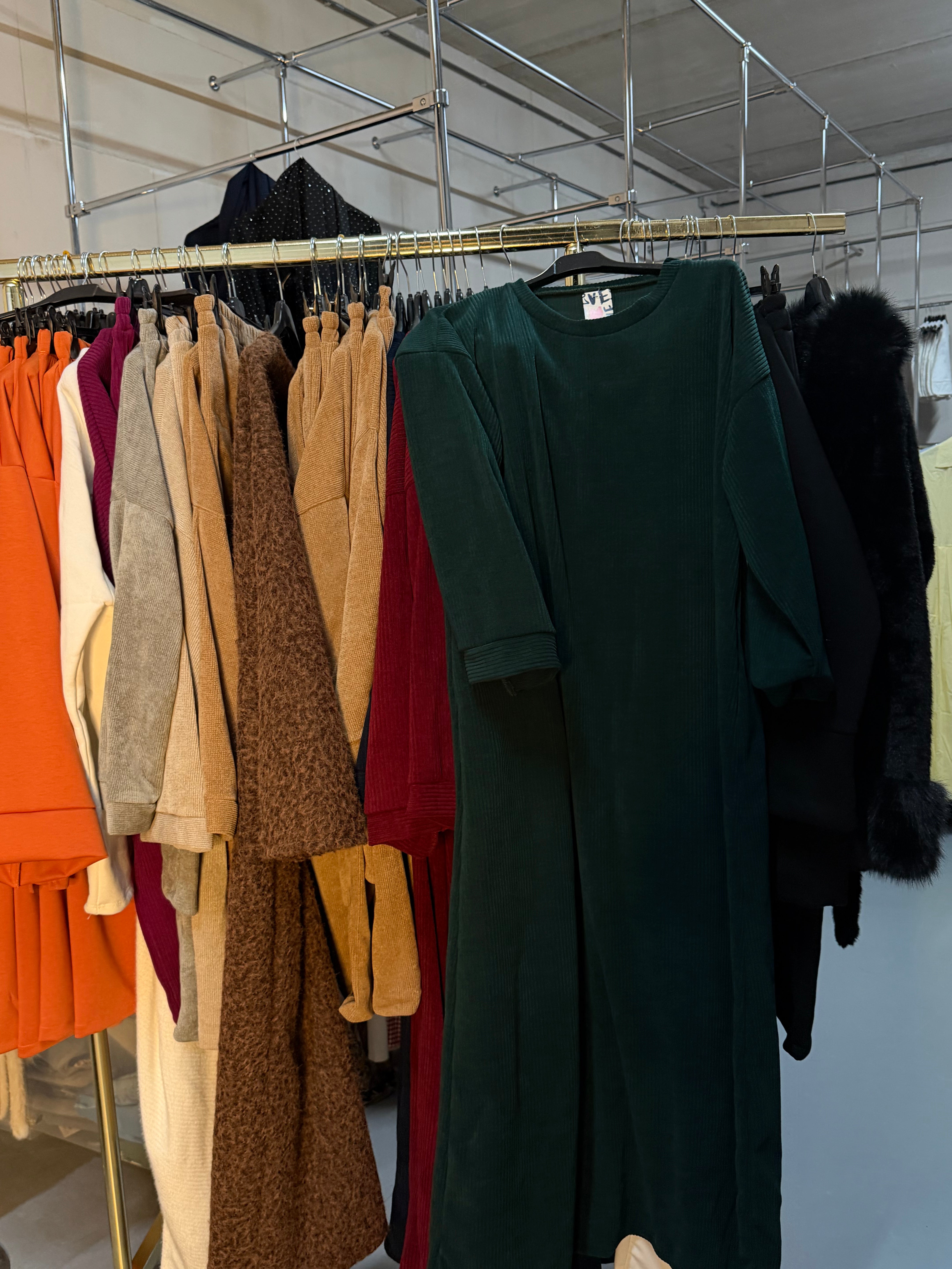 Elsie donker bruine comfy set en groene jurk ribbels