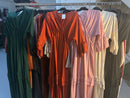 Partydecornl zwart en oranje kimono met onderjurk bloemetjes en beige en oranje ruffles jurken + beige met kimono lage jurk