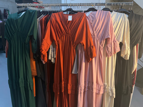 Partydecornl zwart en oranje kimono met onderjurk bloemetjes en beige en oranje ruffles jurken + beige met kimono lage jurk