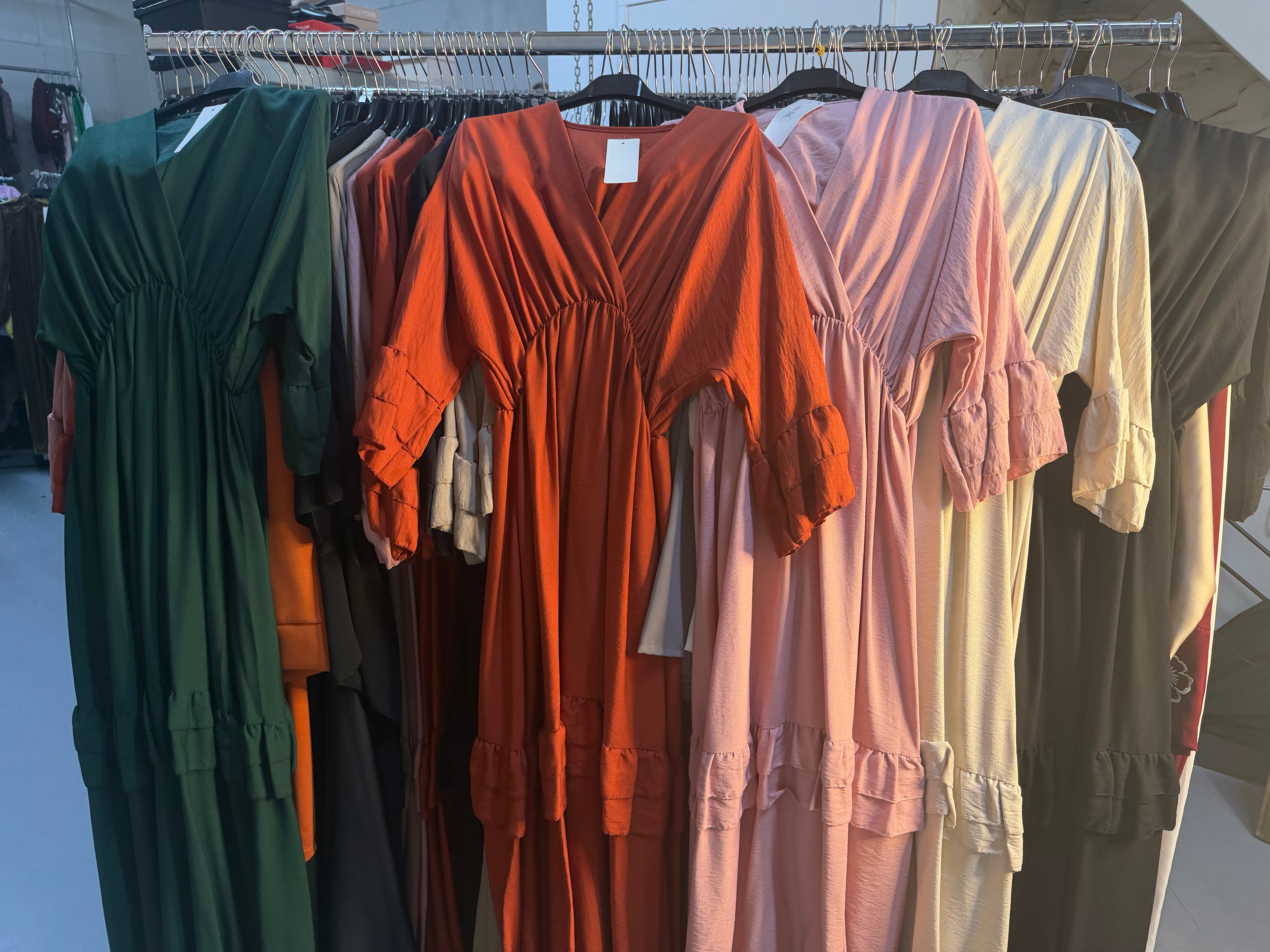 Partydecornl zwart en oranje kimono met onderjurk bloemetjes en beige en oranje ruffles jurken + beige met kimono lage jurk