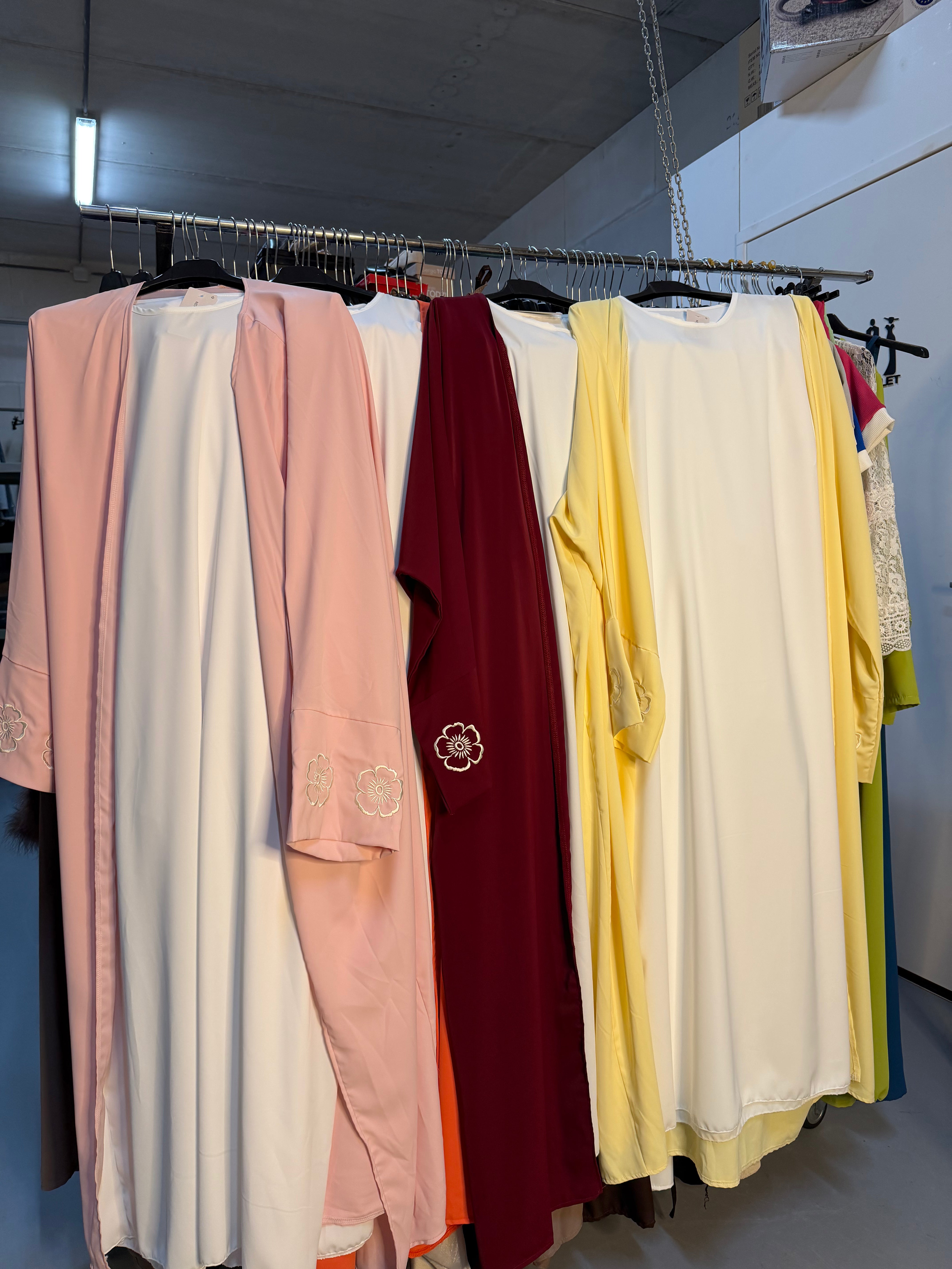 Dounia burgundy en roze kimono’s met onderjurken bloemetjes