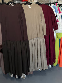 Savoran bruin taupe en burgundy Lella jurken. Lange mouwen