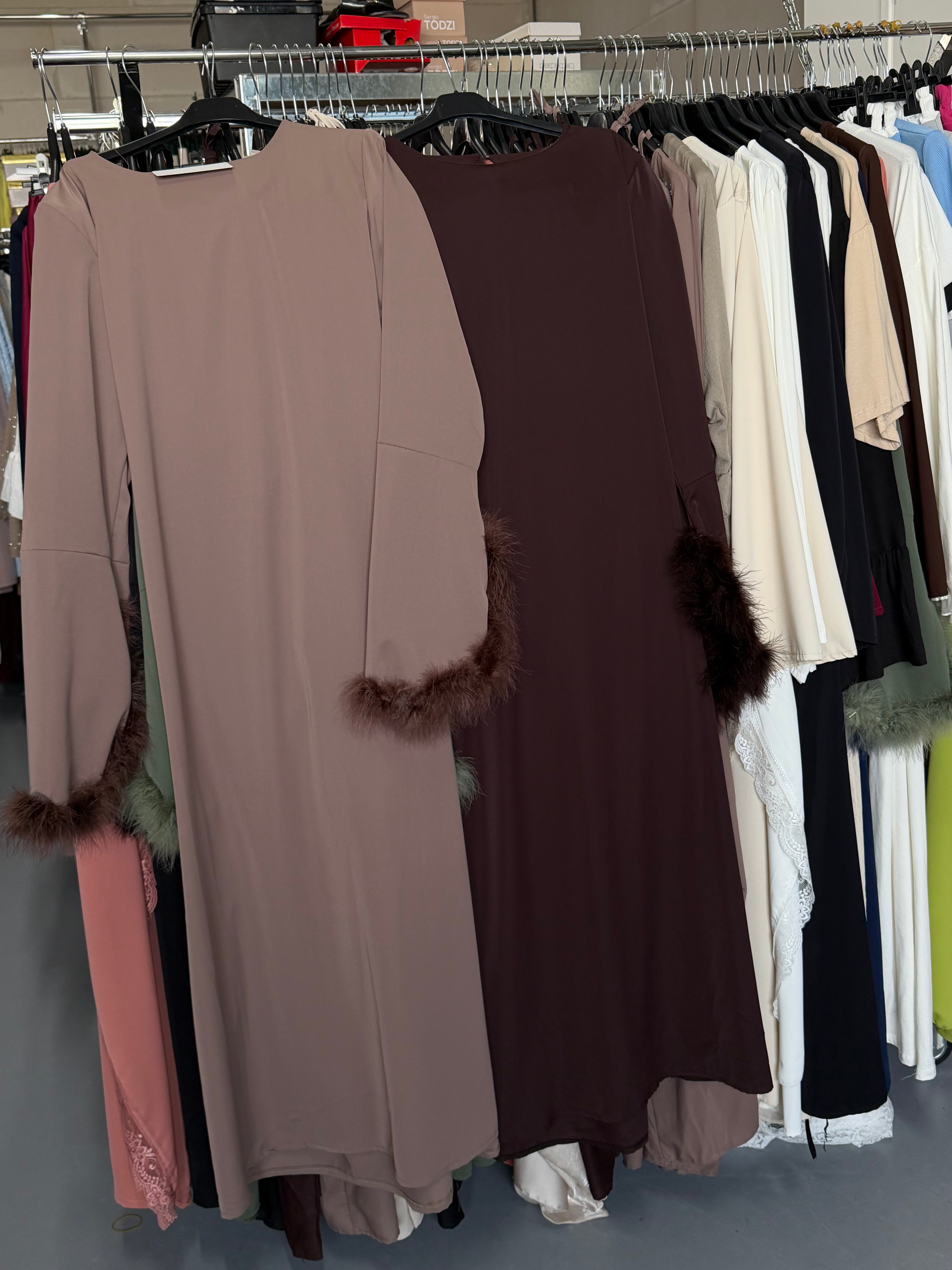 Karakiz veren jurken Nude en bruin veren jurken en kimono met onderjurk roze bloemetjes