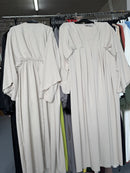 Sally beige flow maxi jurk en taupe plissé rok