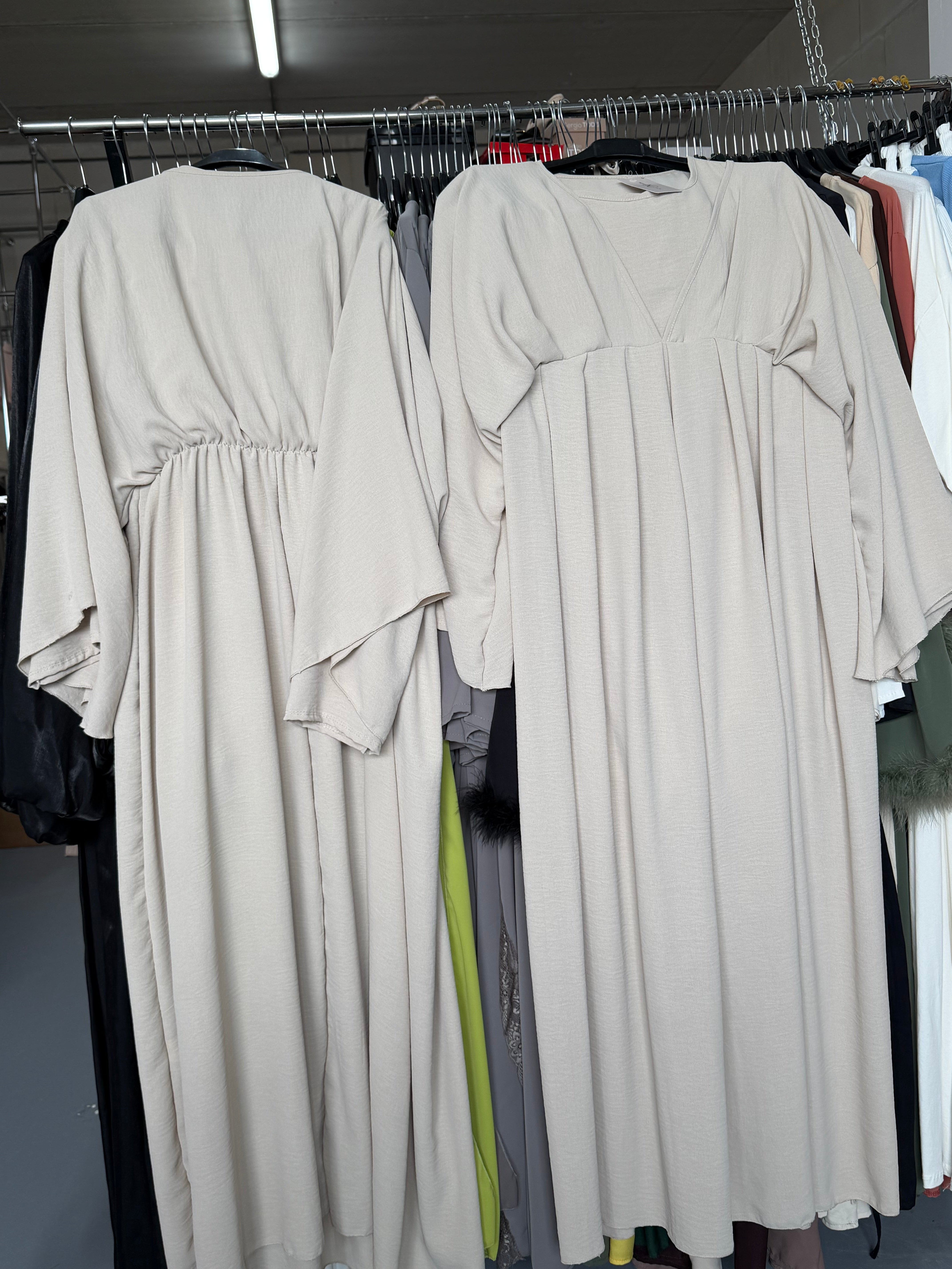 Sally beige flow maxi jurk en taupe plissé rok