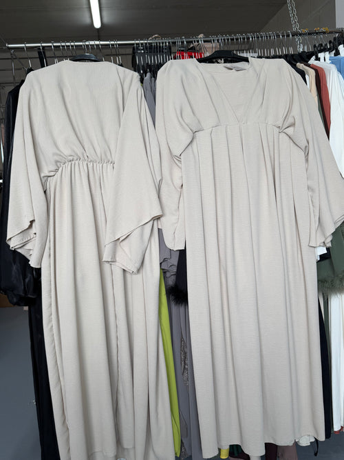 Sally beige flow maxi jurk en taupe plissé rok