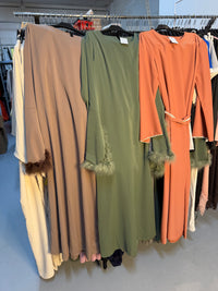 Zainab nude veren jurk en kaftan zwart met grote strik achter