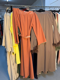 FNB veren jurk nude en parels jurk oranje en gele bladeren broek set en beige Lella korte mouwen jurk en ruffles jurken roze en taupe en roze en bruin Lace blousjes