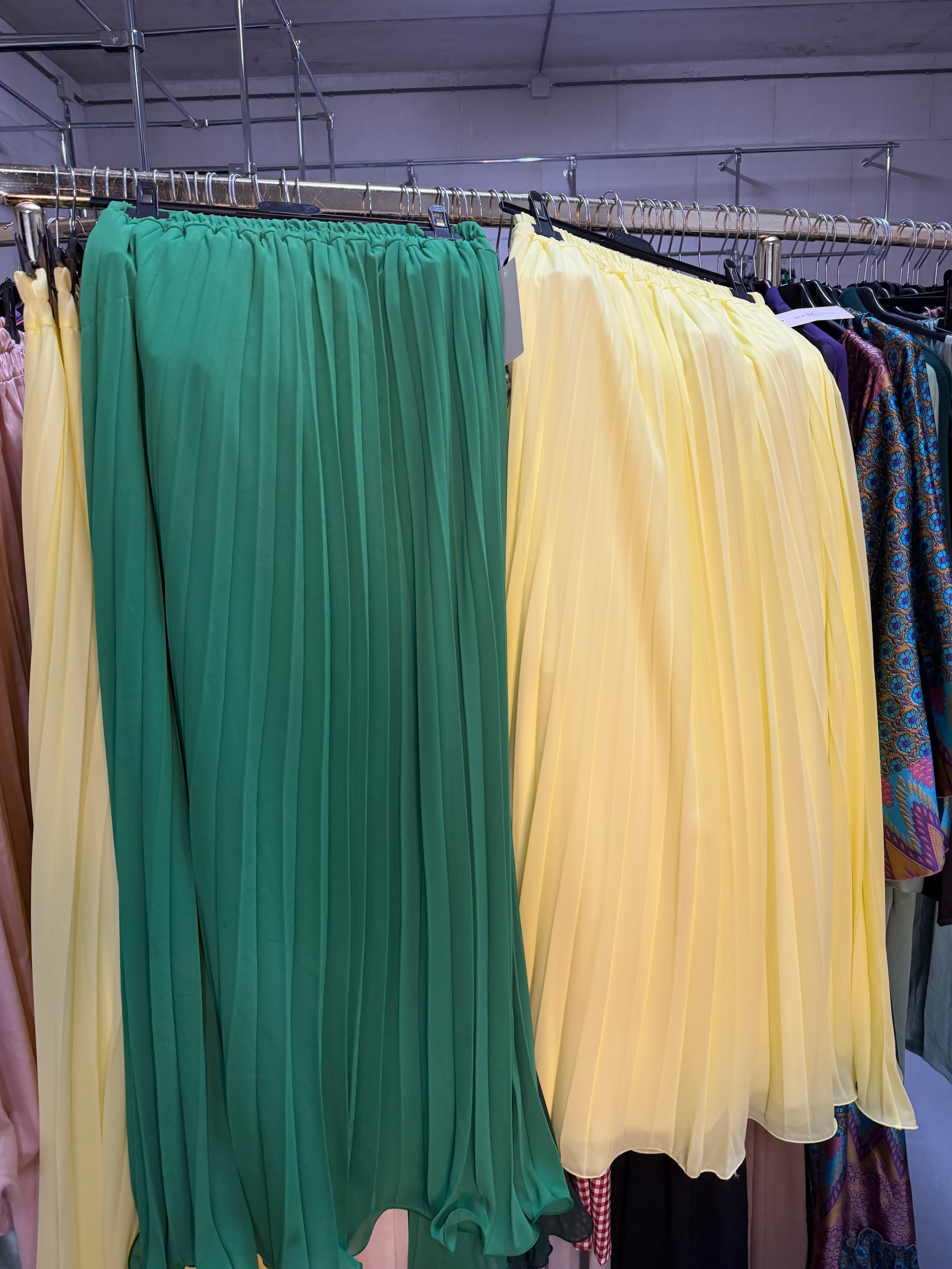Haija licht groene en gele ruffles rokken en paarse ruffles jurk en zwart xxl en grijze Abaya Sahara en kaftan zwart met grote strik