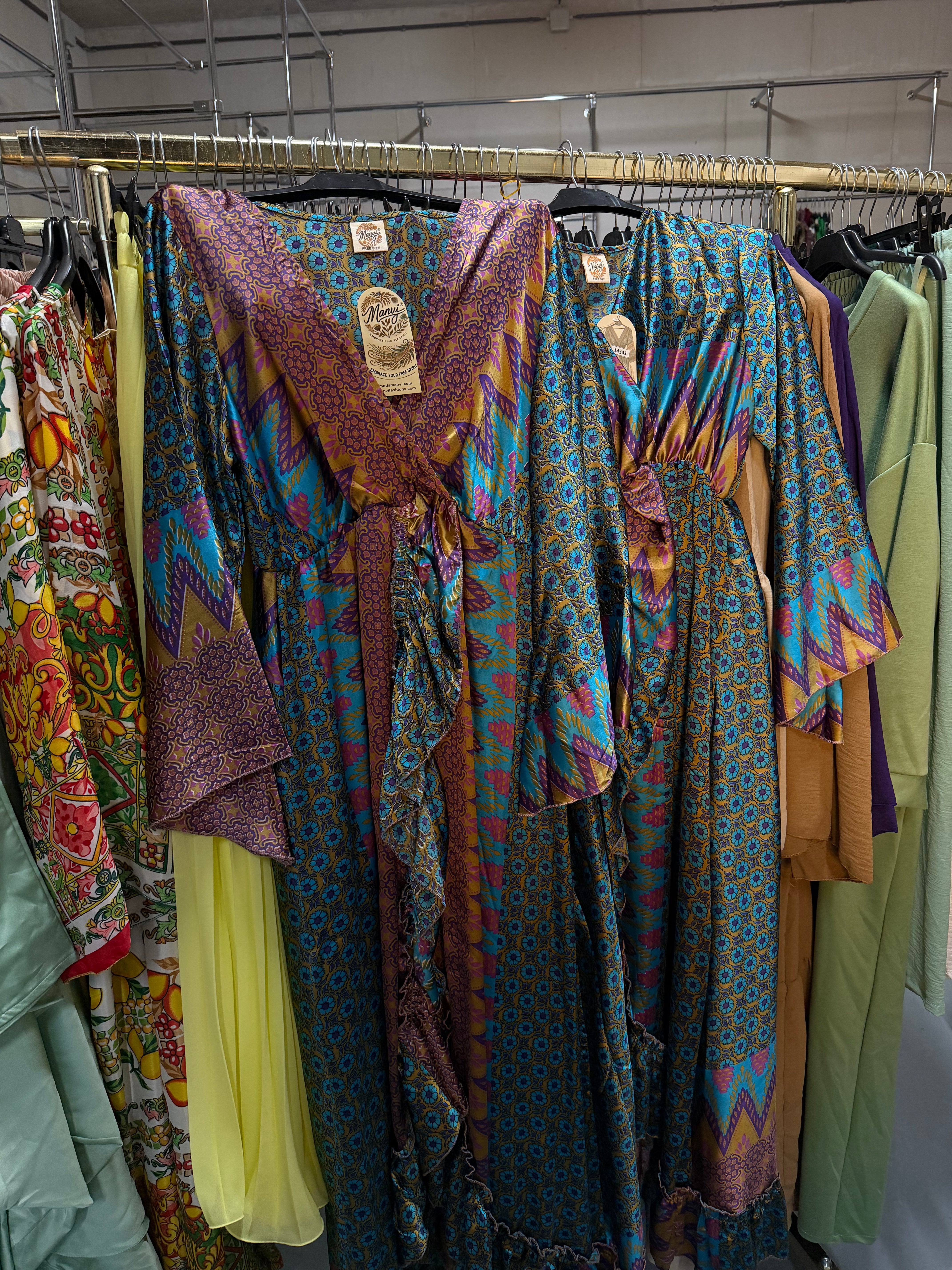 Moos zwarte jurk ruffles en 2 gekleurde jurken