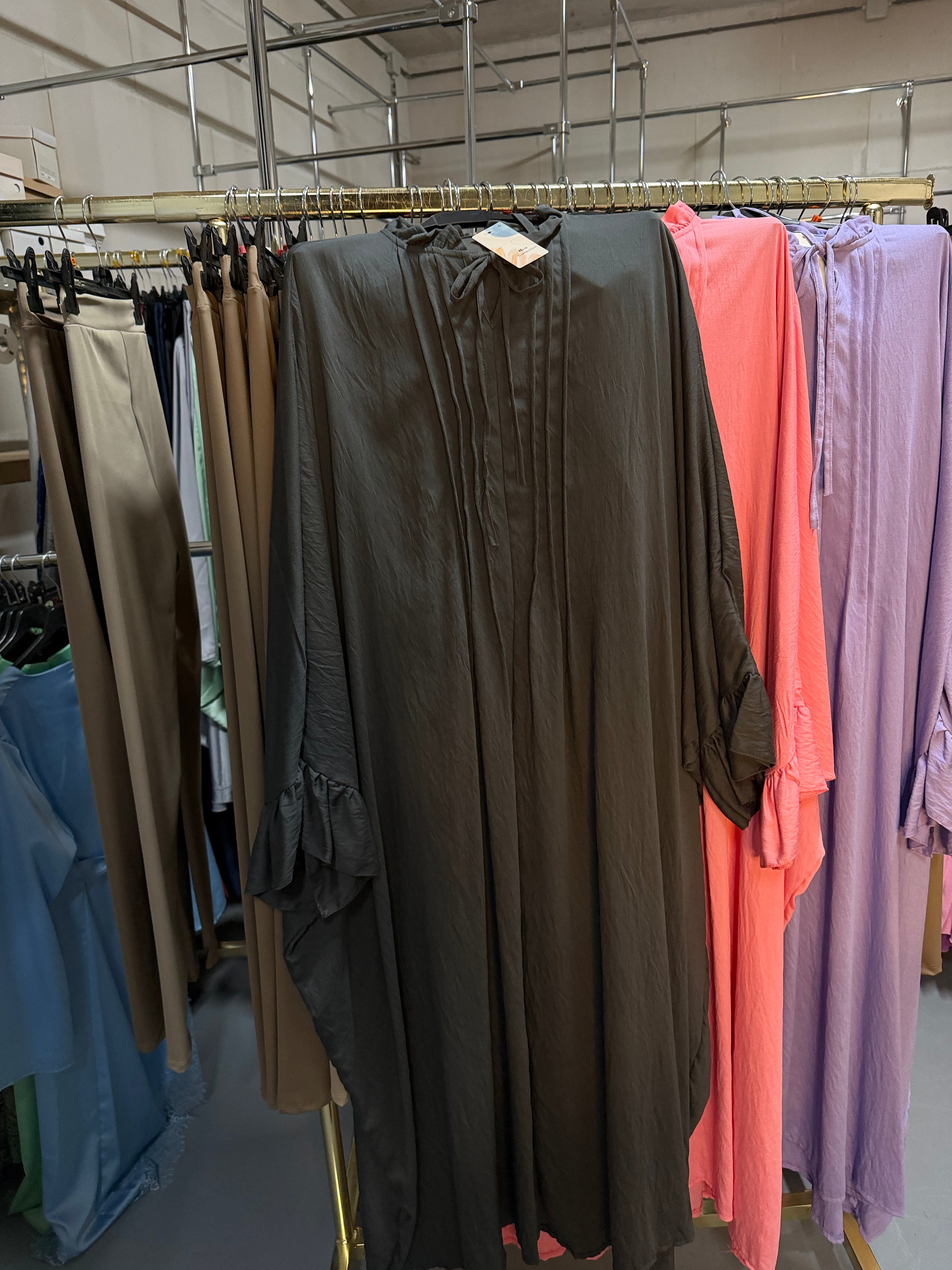 An grijze Abaya Sahara en oranje broek set ruitjes