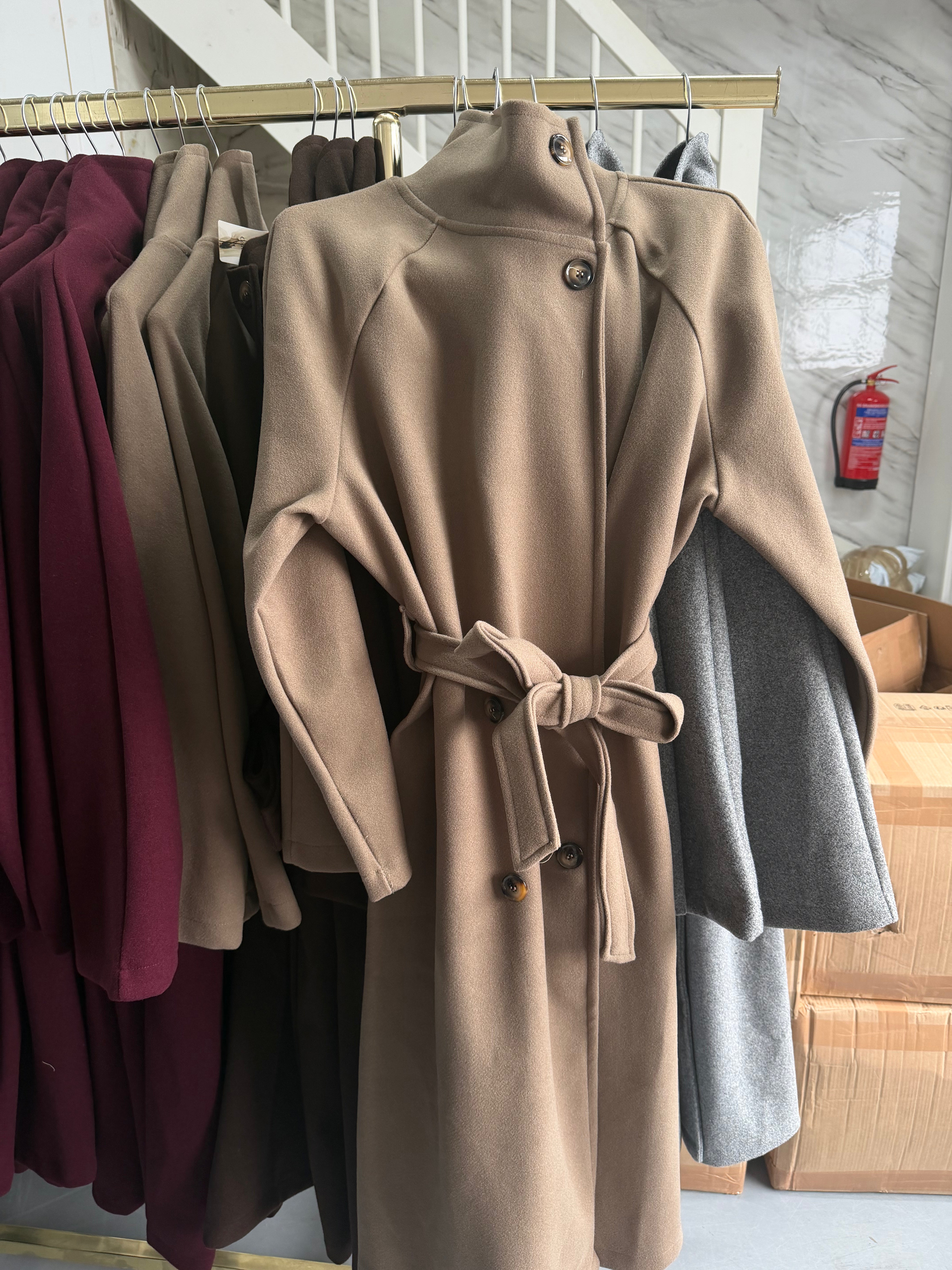 Bamraania taupe manteljas met hoge kraag