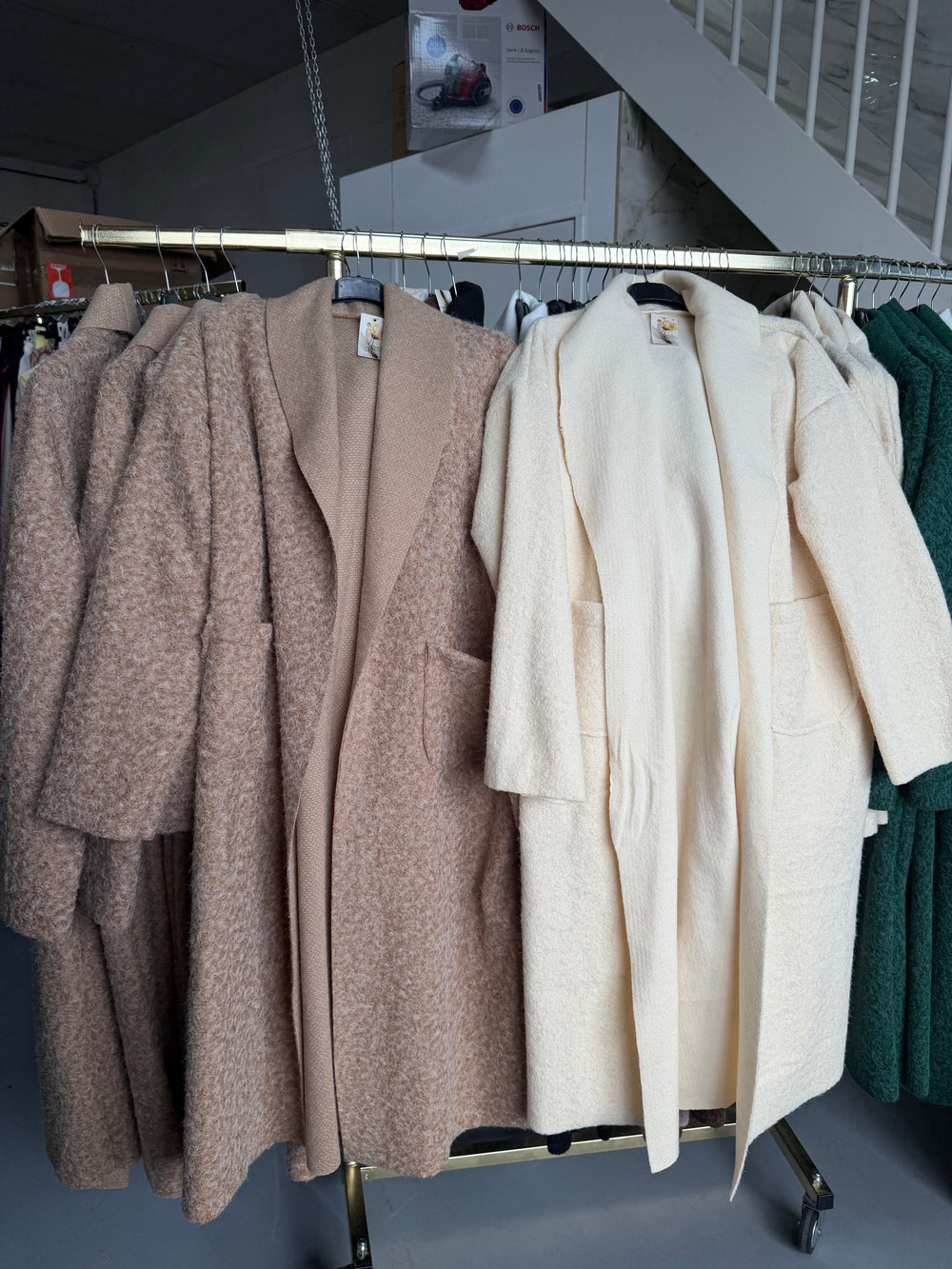 Fempje gebroken wit en Camel teddy jassen