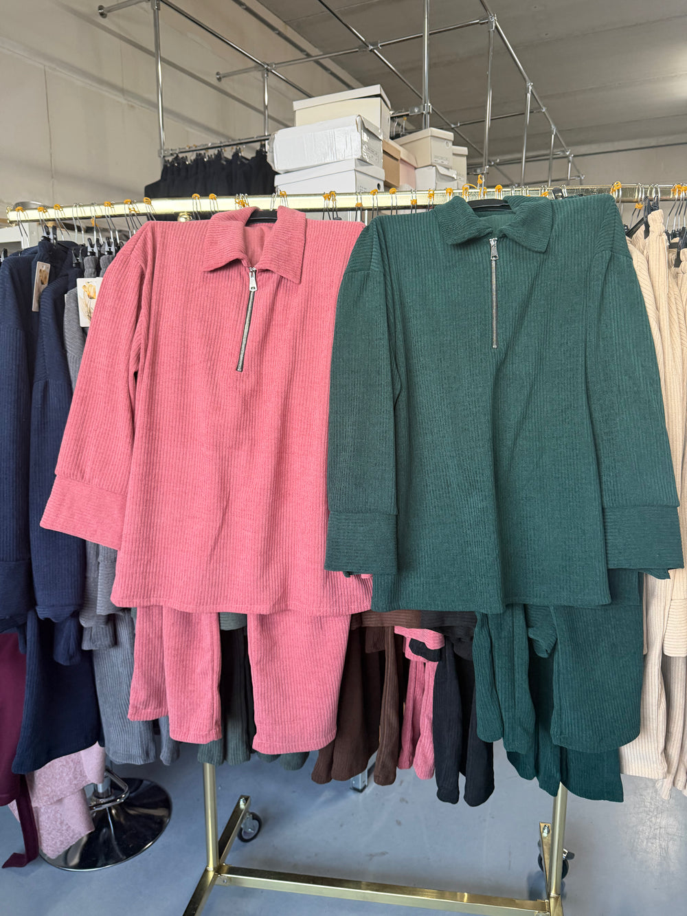 Manar bruin en navy comfy setjes en donker roze en groen setjes