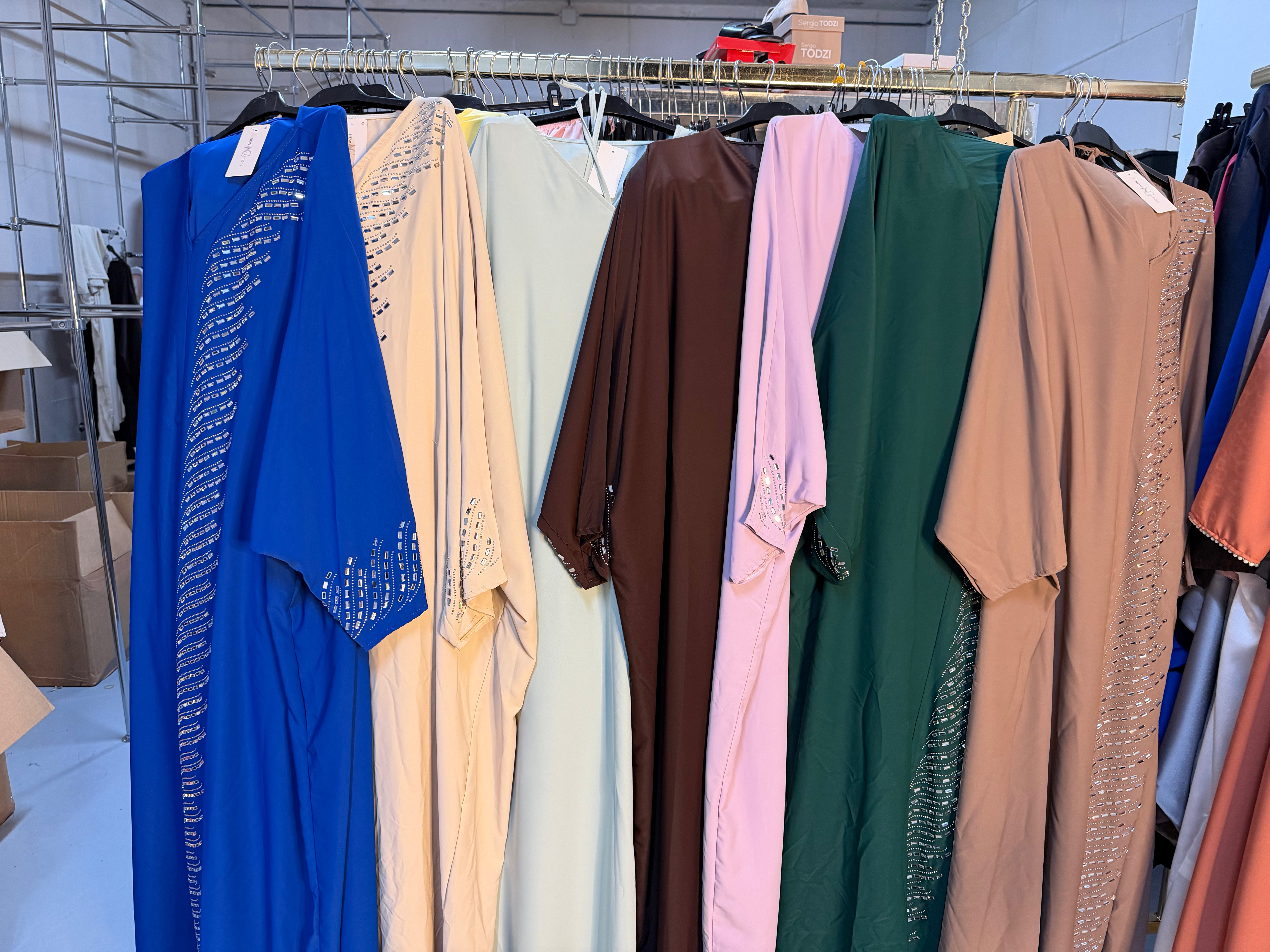 Chaims taupe en donker groen Abaya shimmer en roze en wit plissé rokken