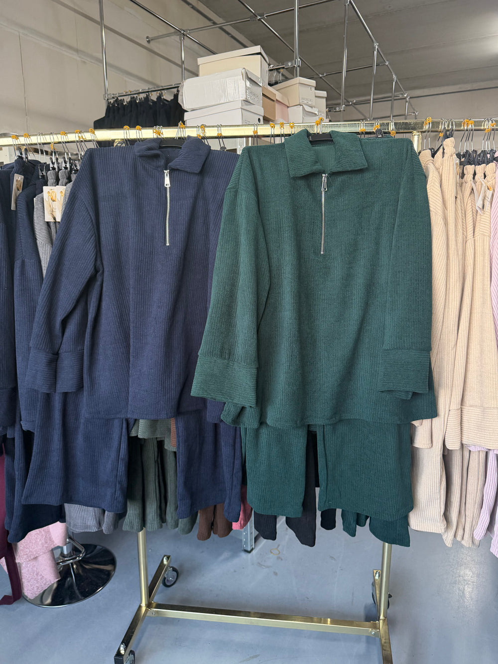 Lella beige en licht roze en groen en navy comfy setjes