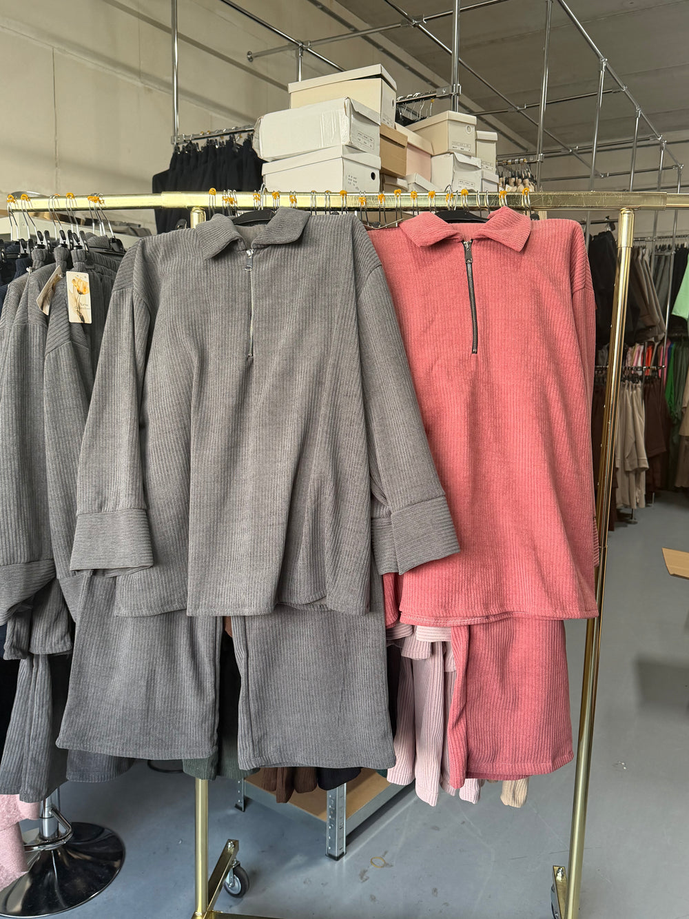Mkn grijs en donker roze comfy setjes