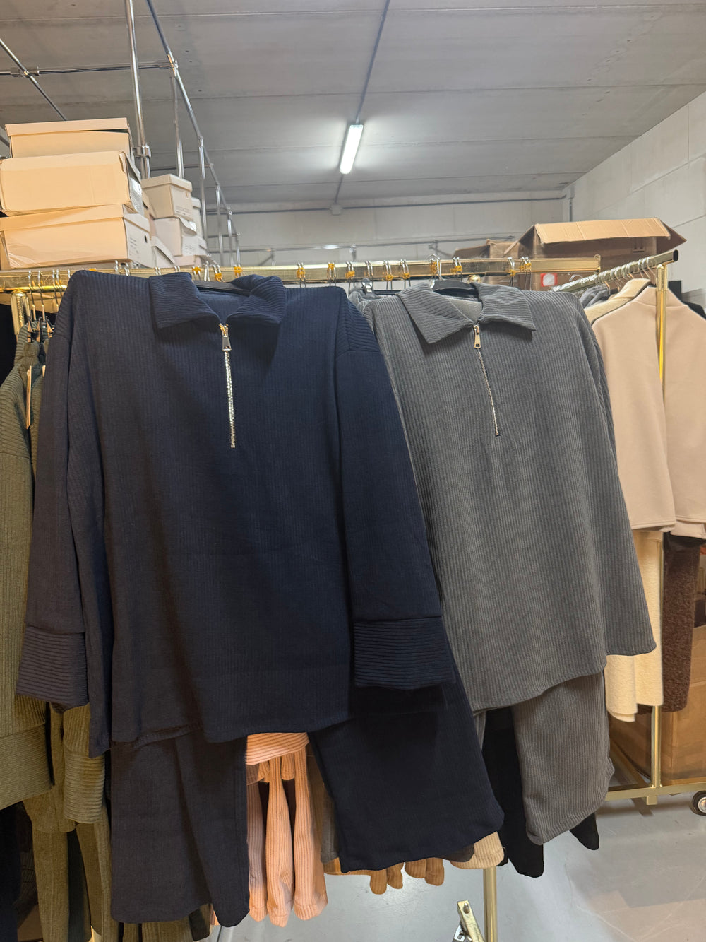 Clock it grijs en navy comfy setjes