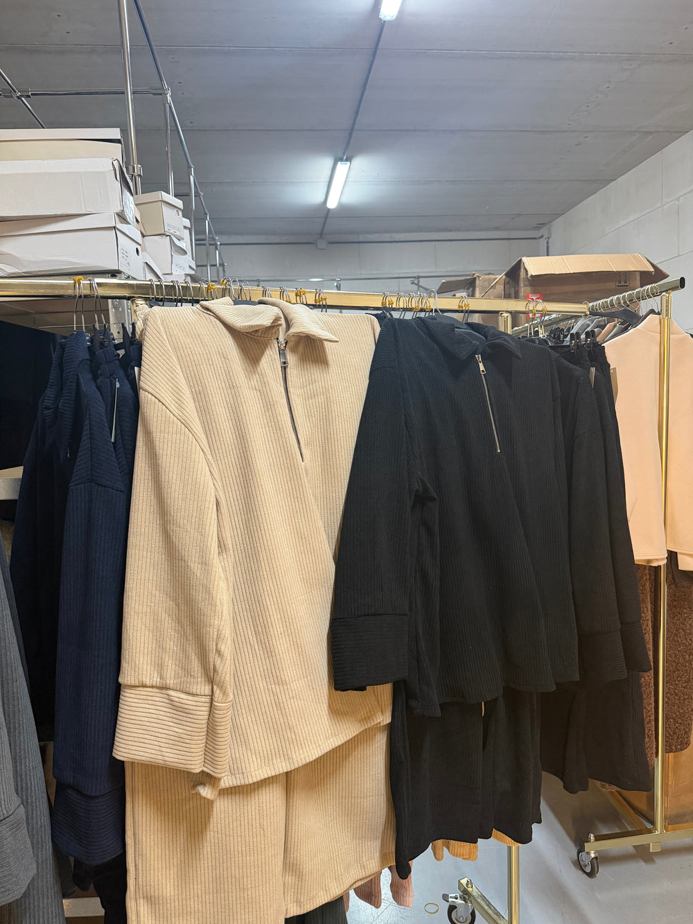 Amanda86 zwart en beige comfy setjes