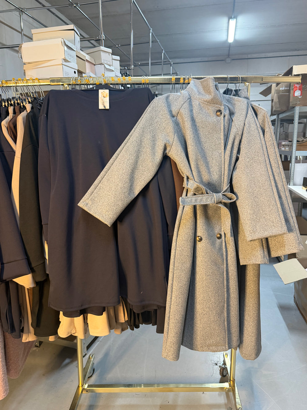 Bloempje grijze manteljas en navy comfy set