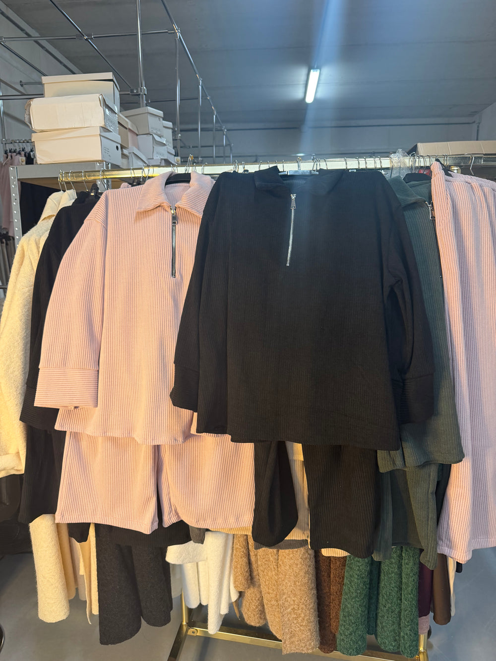 Maaya licht roze en zwart comfy setjes