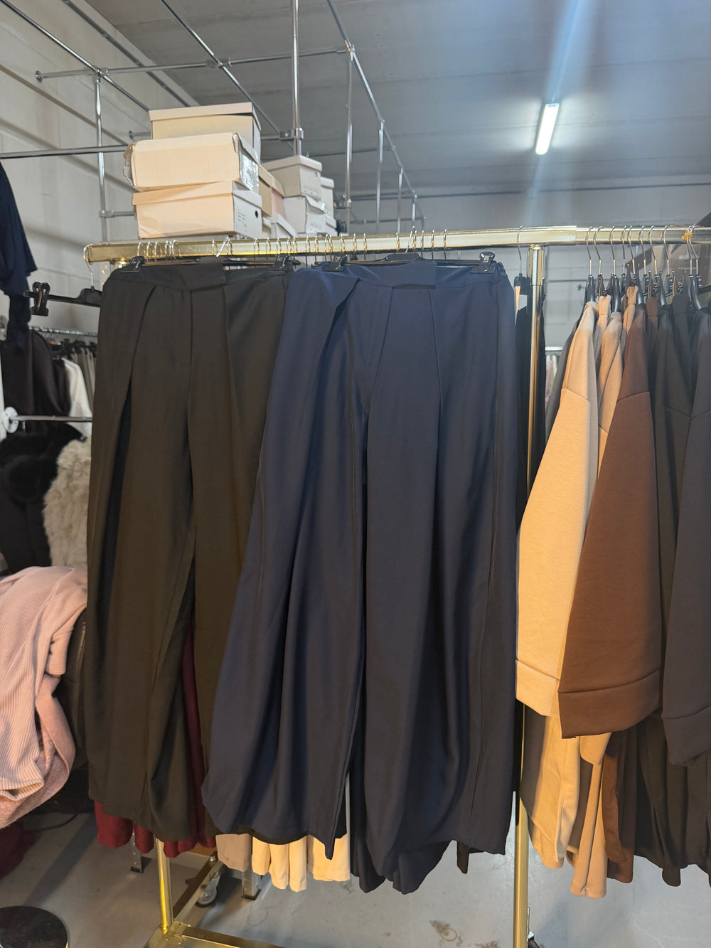 Nes Nesrine Navy en zwart pantalon