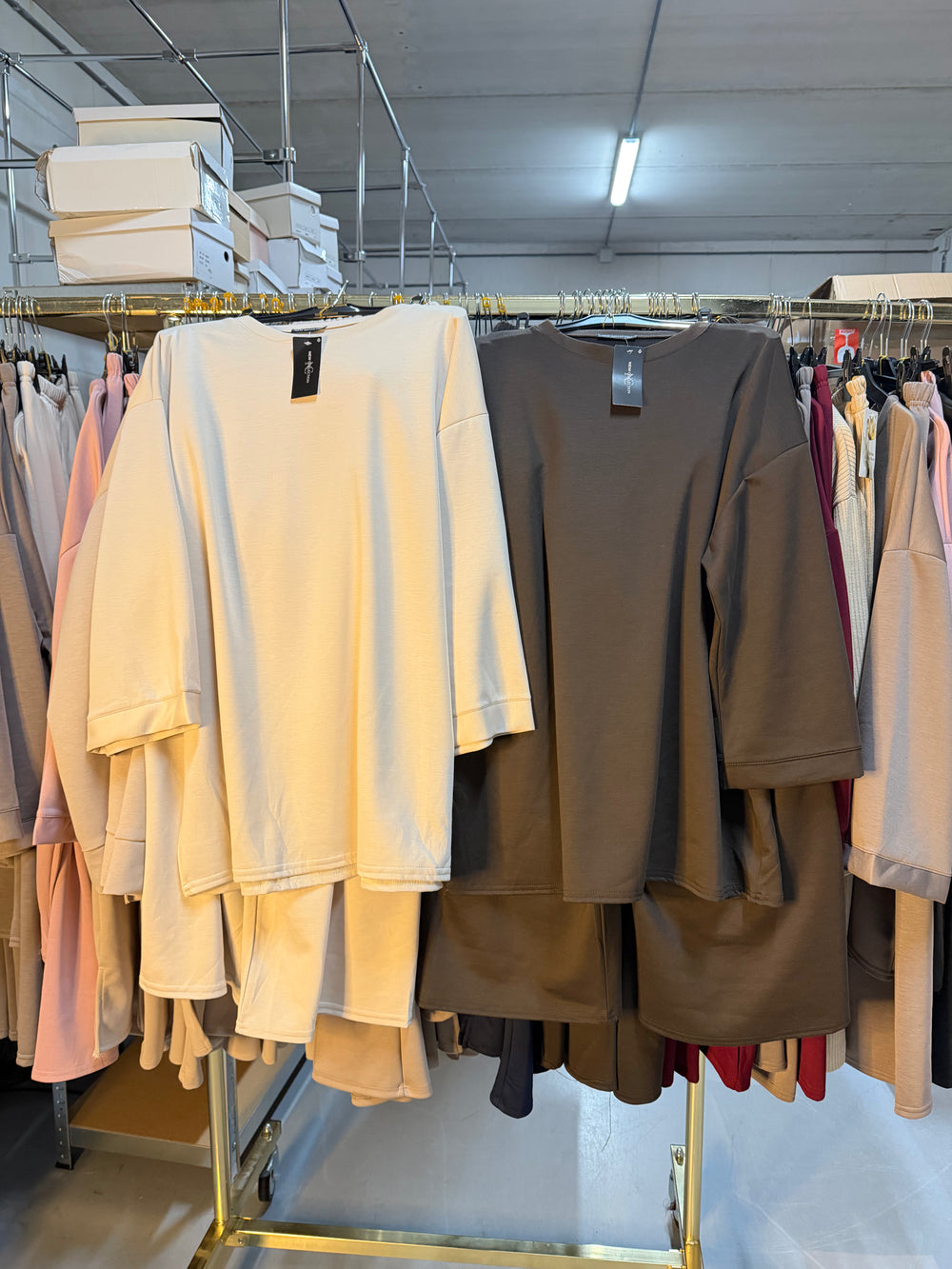 Besma beige en bruin comfy setjes en burgundy met streep in broek en Zipper comfy set beige