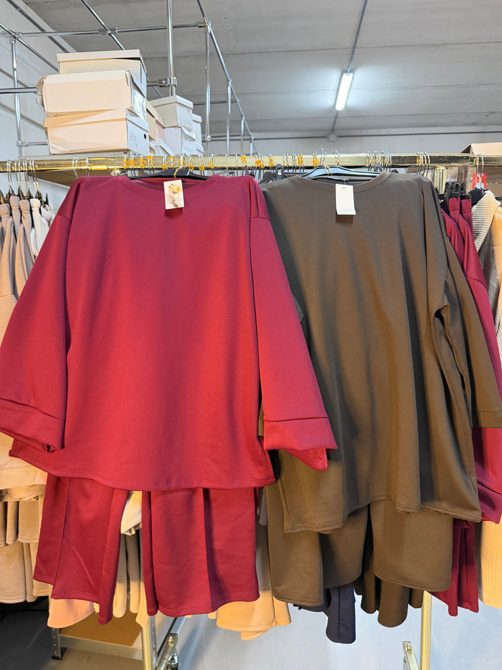 Ciara burgundy met streep in broek en bruine comfy set zonder streep