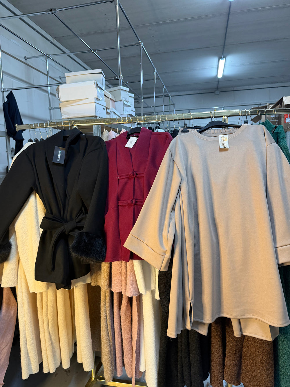 Sanalynnn zwarte manteljas met bont mouwen en burgundy kort jas en taupe lange comfy set