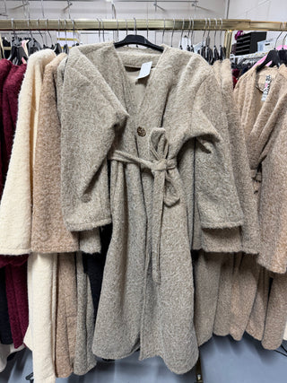 Teddy manteljas met band en gouden knoop