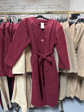 Teddy manteljas met band en gouden knoop