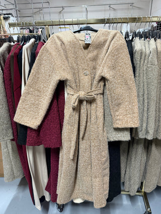 Teddy manteljas met band en gouden knoop