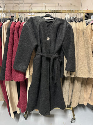 Teddy manteljas met band en gouden knoop