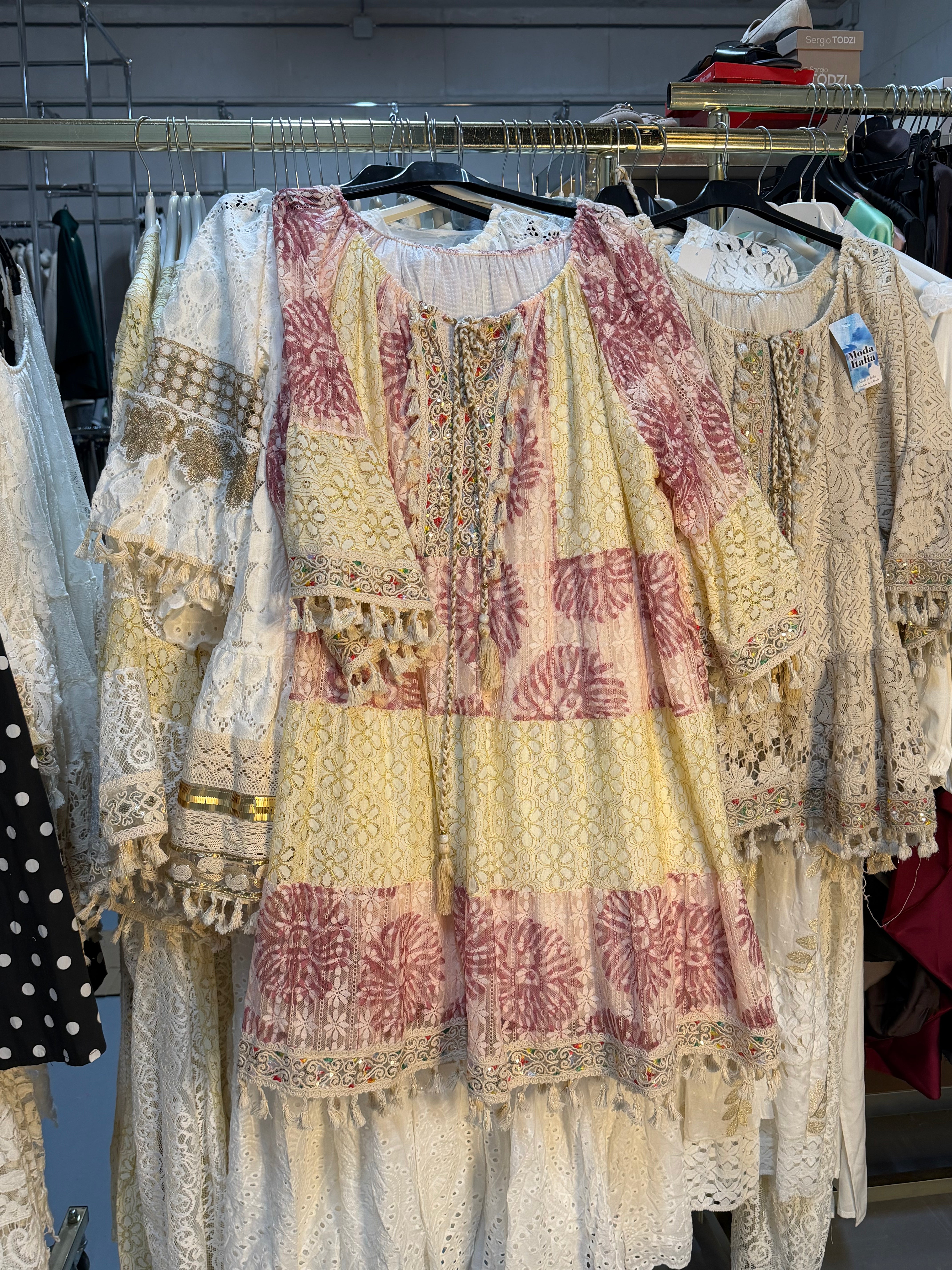 Esra roze boho dress en paard goud beige boho dress