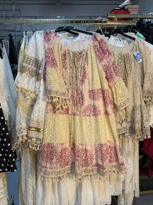 Esra roze boho dress en paard goud beige boho dress