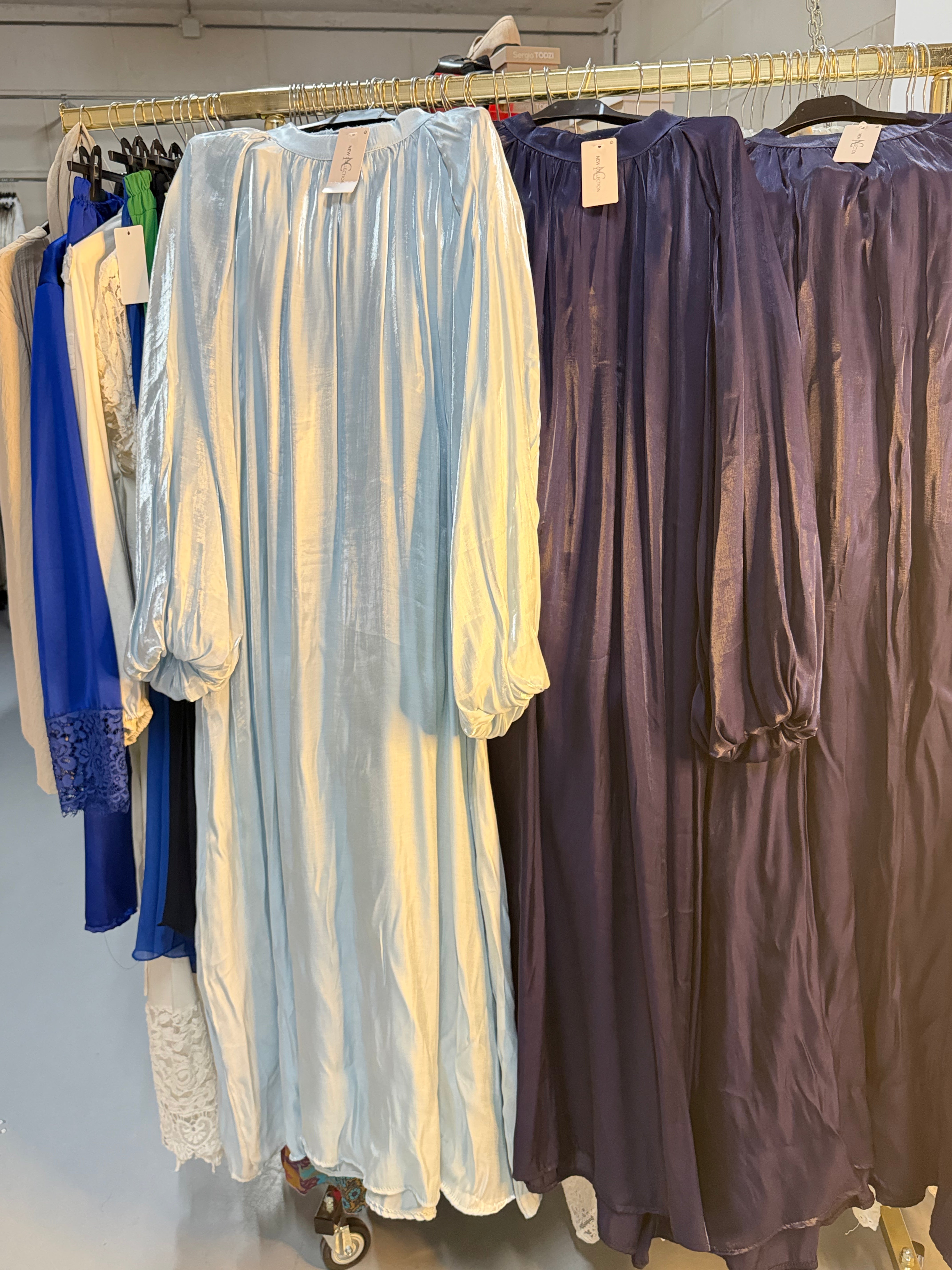 Zarsha licht blauwe en navy ballonnen jurken en navy en burgundy Zaria setjes