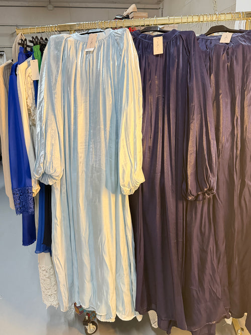 Zarsha licht blauwe en navy ballonnen jurken en navy en burgundy Zaria setjes